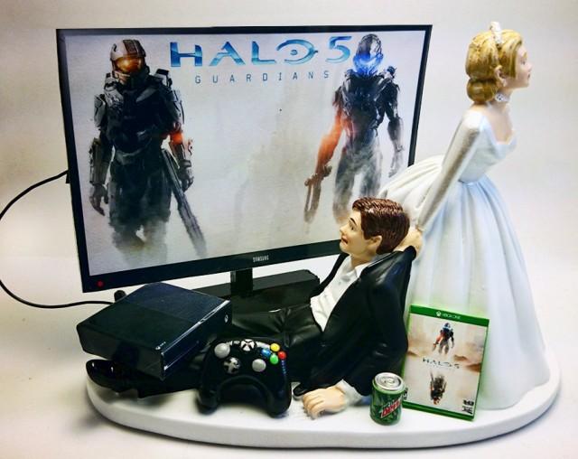 wedding photo - Gamer Addict Funny Xbox One Wedding Cake Topper Bride and Groom HalO Five