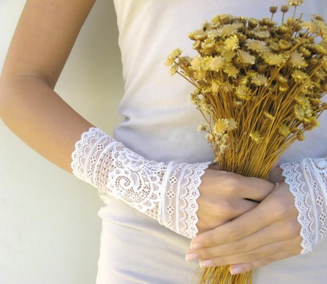 wedding photo - Ivory lace gloves