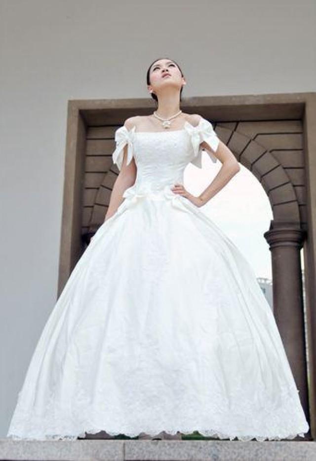 wedding photo - Wedding dress with delicate design of shoulders