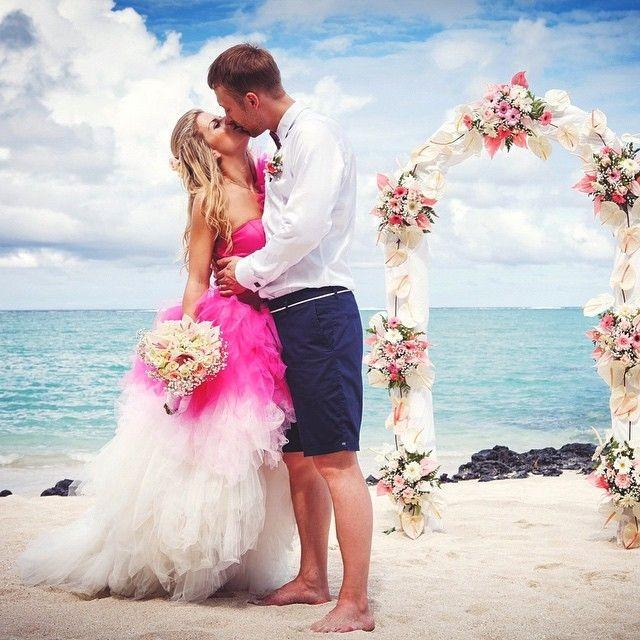 Vanila Wedding Boutique Dubai On Instagram: “Have A Lovely Weekend Everyone! Let It Be Sunny Throughout The Upcoming Days To Enjoy The Beach And The Sea! Our Lovely Vanila Bride…”