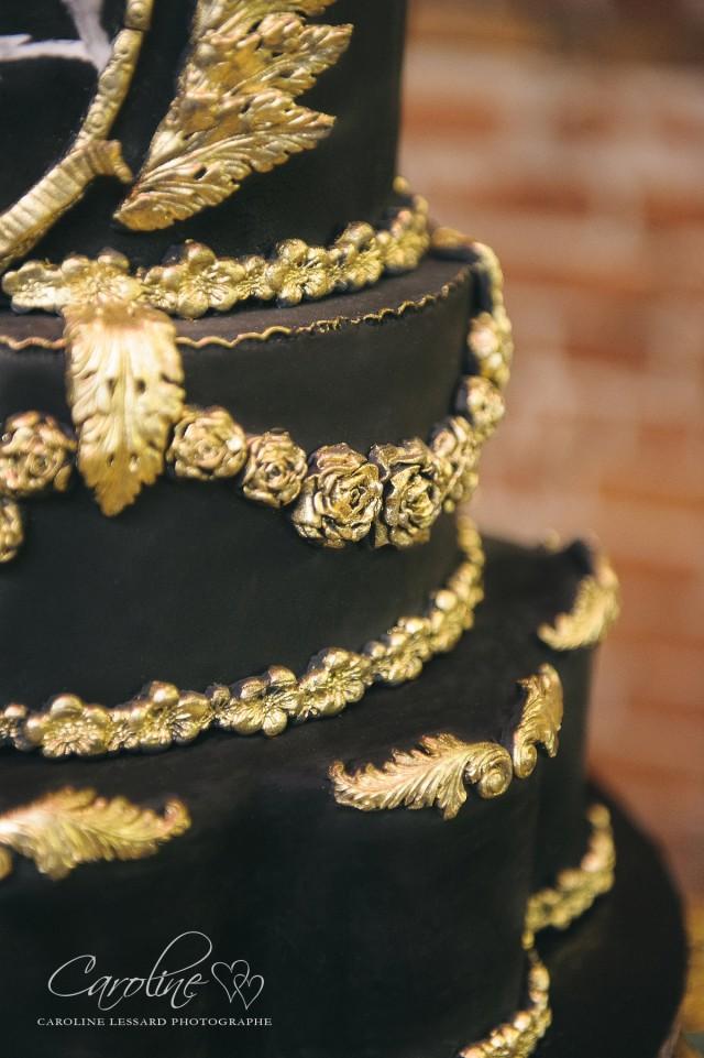 wedding photo - Black  & gold wedding cake