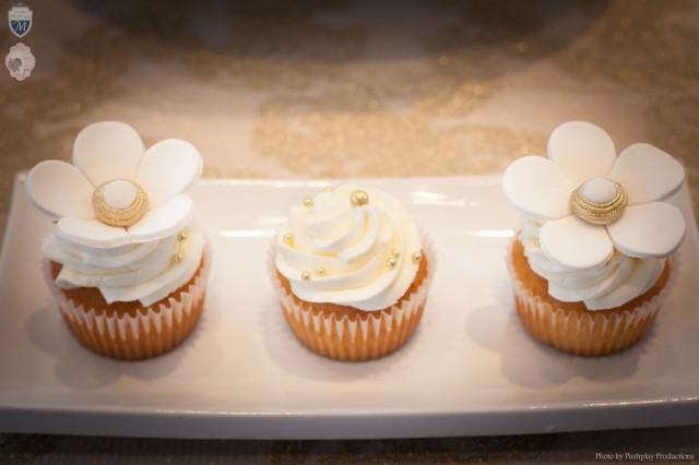 wedding photo - White & Gold elegant Cupcakes