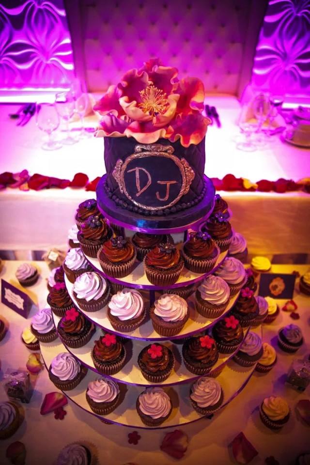 wedding photo - Beautiful Cupcakes and Cake