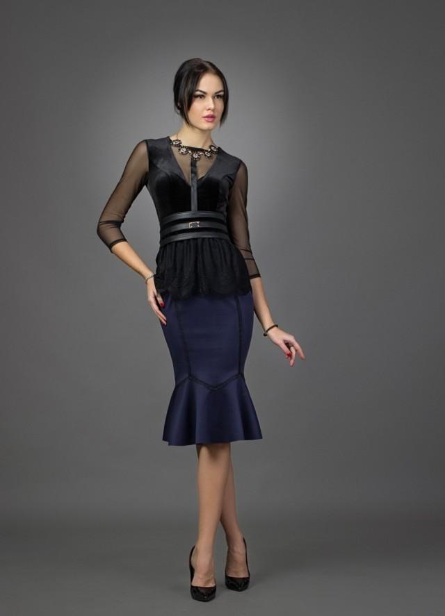 Evening Elegance Royal blue is another great color for a dress and has a brighter, sparkier feel to it than navy. For me it feels fun and playful so for this reason you can go in two different directions. You can choose a neutral shoe like black to let the dress shine (in above image).