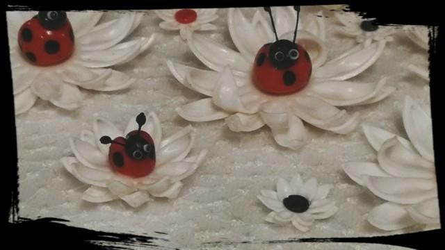 24 Edible DAISY and 16 Ladybugs / gum paste / fondant flowers / sugar flowers / cake or cupcake decorations / cake or cupcake topper