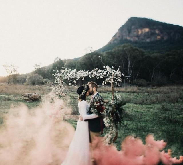 wedding photo - Smoke Bombs Are The Wedding Photography Trend You NEED To Try