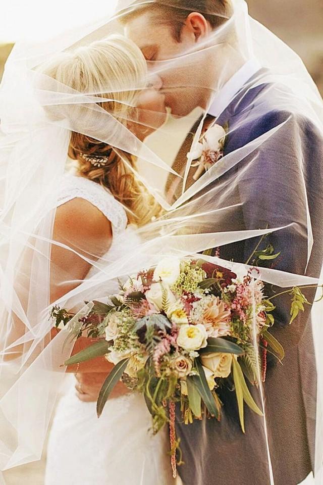 10 Most Creative Wedding Kiss Photos