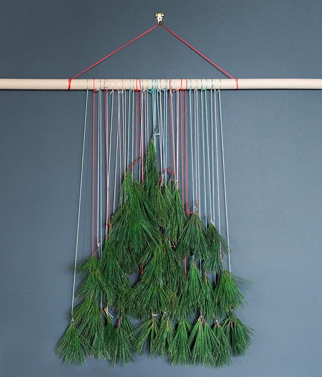 diy hanging christmas tree on dowel weddbook diy hanging christmas tree on dowel weddbook
