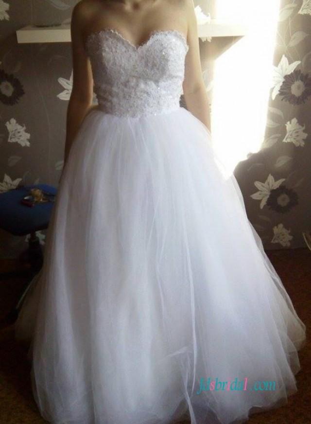 wedding photo - White sweetheart neckline tulle ball gown wedding dress