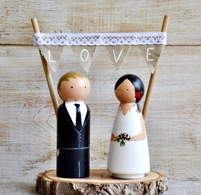 wedding photo - Novios Madera Personalizados Pastel Boda. Cake Topper Rústico Personalizado Boda, Figuras novios madera con base rodaja tronco y guirnalda