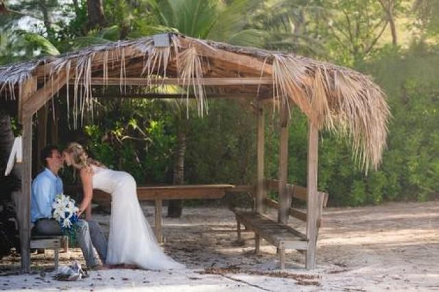 Justine Guntis S Beautiful Beach Wedding At Rum Point Club Weddbook