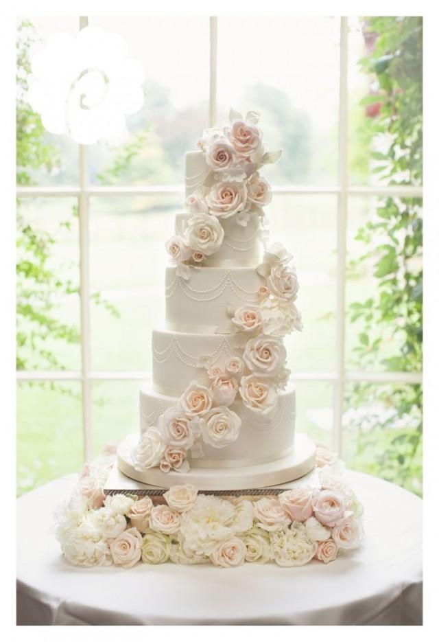 Modern Striking Sugar Rose Cascade Floral Wedding Cake (photo Credit: Jojo Stott Photography) #floralweddingcakes #weddingcakes 