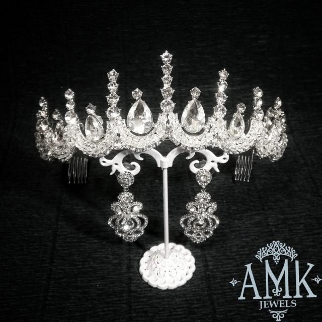 wedding photo - Sparkling wedding crown and silver earrings