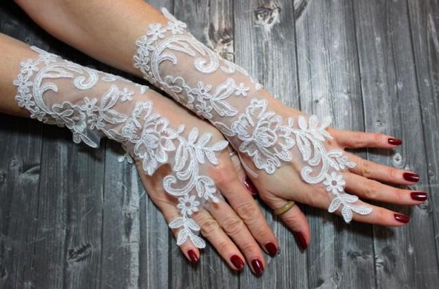 wedding photo - Bridal Lace Gloves, White Elegant Wedding Gloves, Fingerless French Lace Gloves, Romantic Fingerloop lace, Wedding Bridal Accessories Gifts