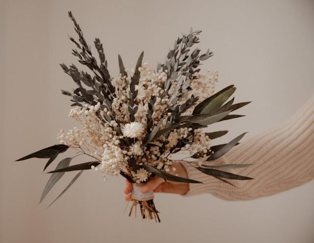 Dried Eucalyptus Bouquet / Dried Real Baby&#39;s Breath And Straw Flowers Wedding Bouquet