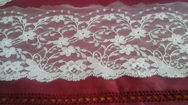 Pretty white Calais lace in polyamide measuring 12 cm wide