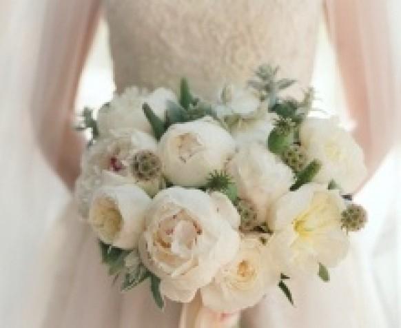 wedding photo - Sunday Bouquet: Classic Peonies
