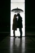 Une Séance photo de couple à Paris la nuit sous la pluie 