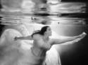 Nach dem Tod ihres Verlobten, ging diese Braut unter Wasser