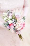 Milles Fleurs Brautstrauß mit Protea 
