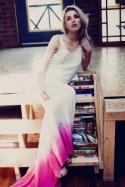 Ein Brautkleid mit pinkem Batikverlauf 