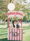 21 Funny Kissing Booth Ideas For Your Wedding 