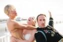 Taylor Swift surprend deux fans en s'invitant à leur mariage, et ça vaut le détour ! - Au fil de l'actu - Mariage.com