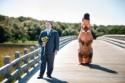 Vêtue d'un costume vraiment original pour leur mariage, une Américaine pleine d'humour surprend son futur mari ! - Mariage.com