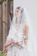 Collection robes de mariée 2018 Oscar de la Renta : une éclosion de fleurs majestueuses - Mariage.com