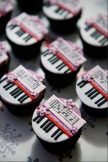 Mariage - Piano and sheet music cupcakes