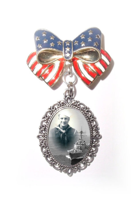 Hochzeit - Memorial Photo Brooch Red White And Blue Ribbon Military Vet Soldier American Flag - FREE SHIPPING