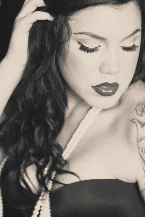 Свадьба - A Vintage Look At Naughty & Nice Makeup In A Boudoir Glam Session Featuring Alex Evans Makeup By A.w. Photography