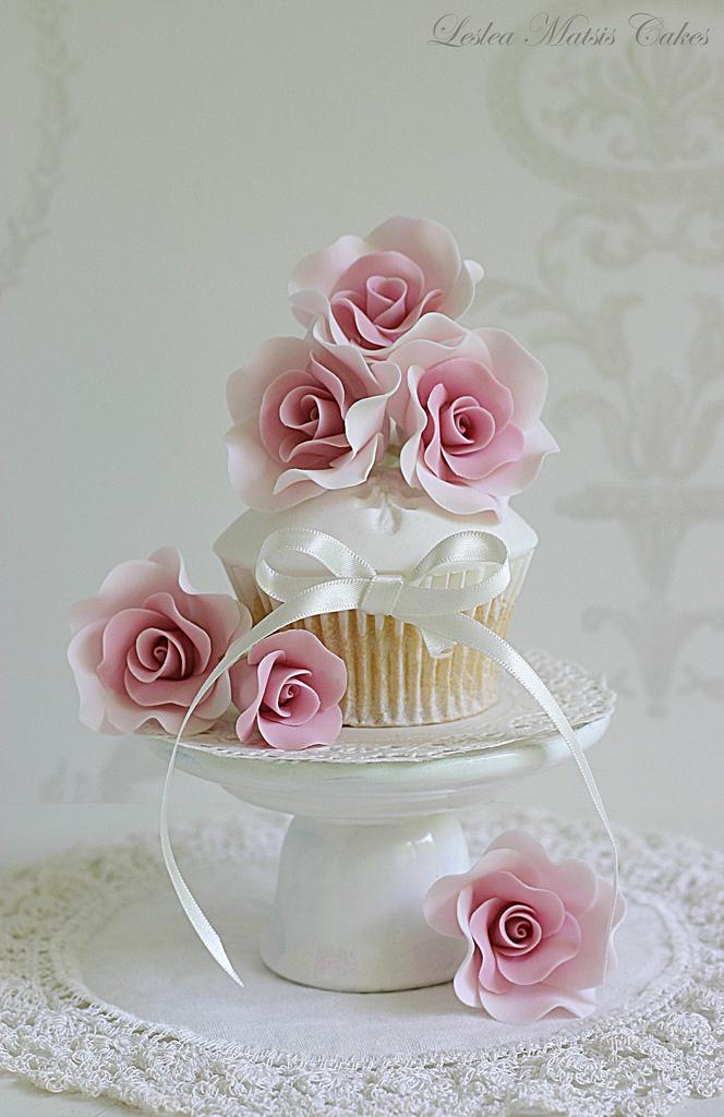 Hochzeit - Pink roses cupcake
