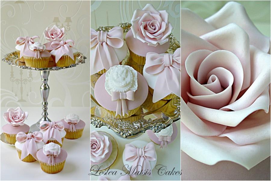 زفاف - Roses, bow and cameo cupcakes