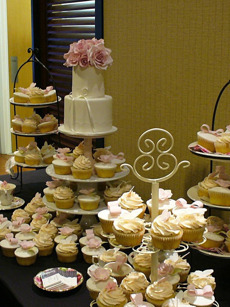 Hochzeit - Wedding Show cupcakes display