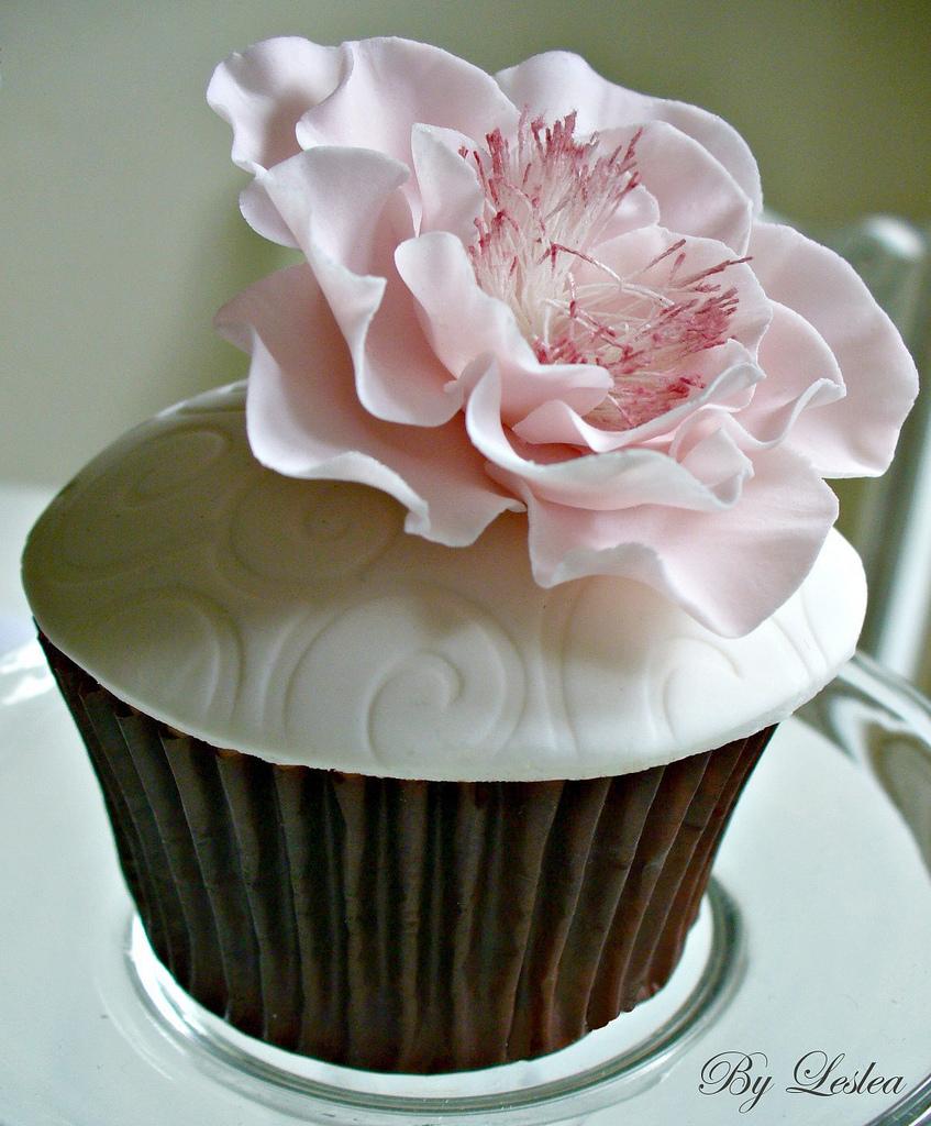 Mariage - Pink open rose cupcake