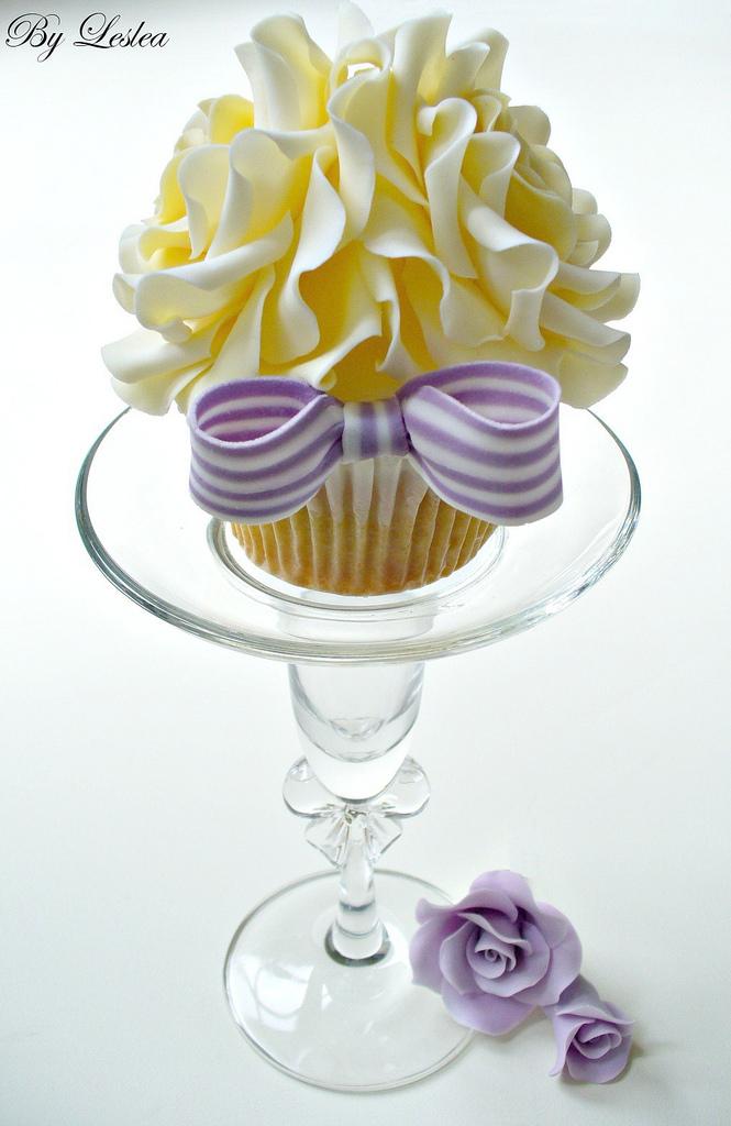 Mariage - Yellow and purple rose cupcake