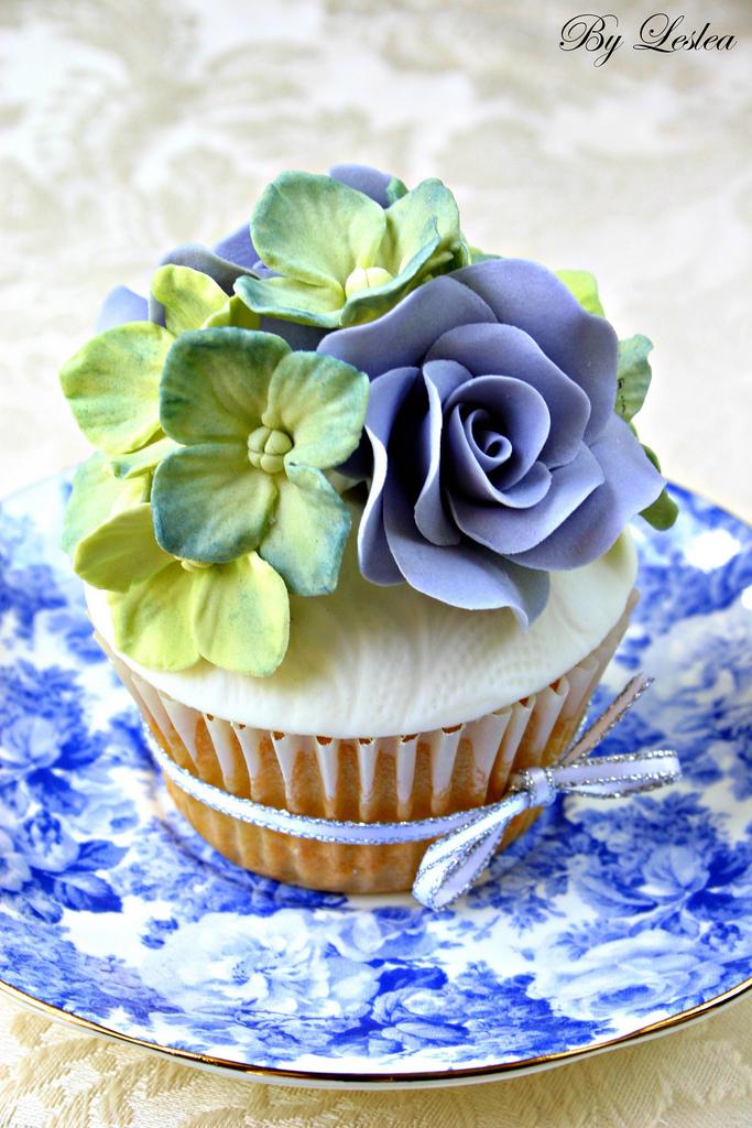 Hochzeit - Hydrangea cupcake with blue roses