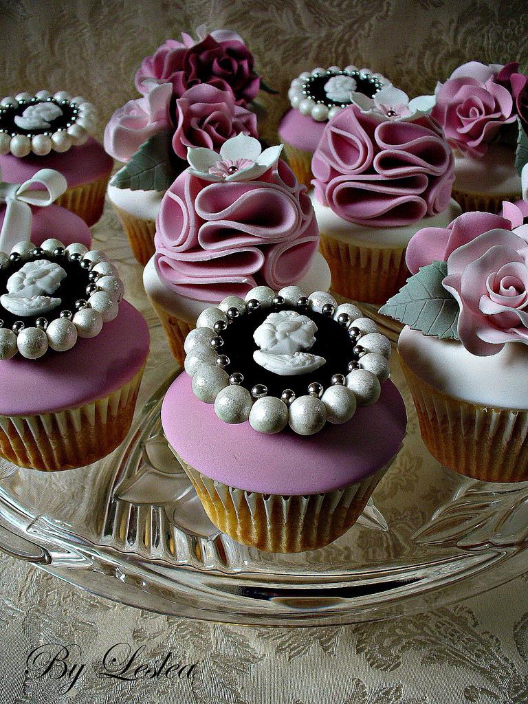 زفاف - Pink Ruffles, Roses and Cameo Cupcakes