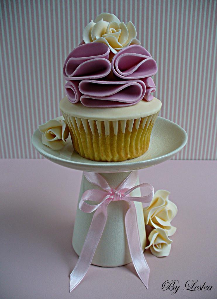 زفاف - Vintage pink ruffles cupcake