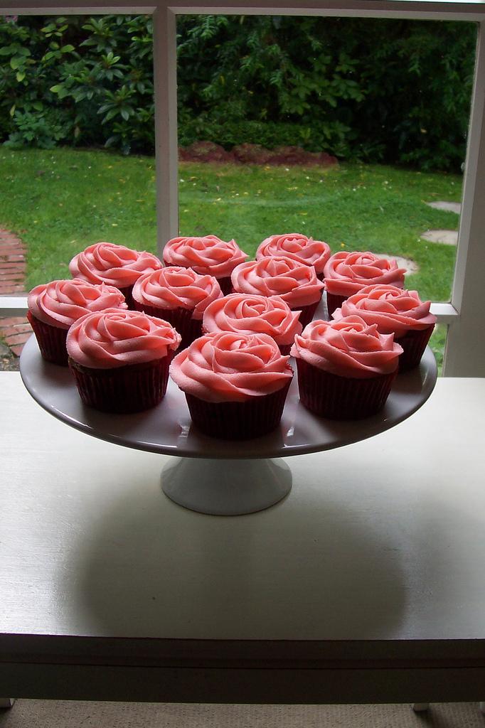 Hochzeit - Piped roses cupcakes