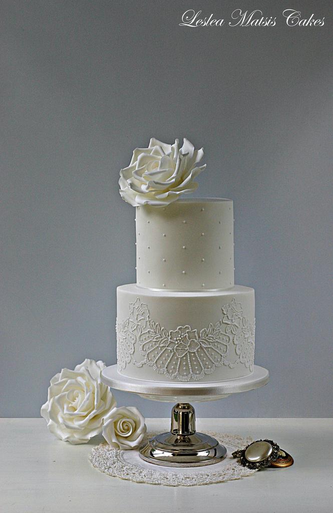 Mariage - White roses and piped lace