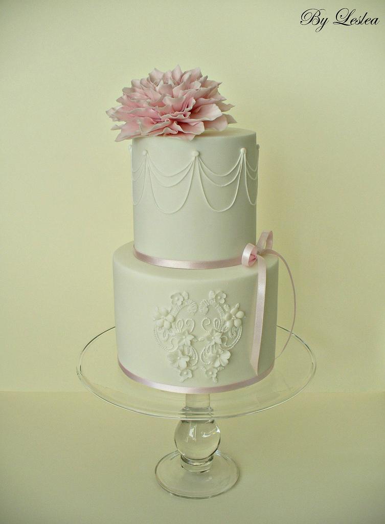 Mariage - Lace medallion with pink dahlia