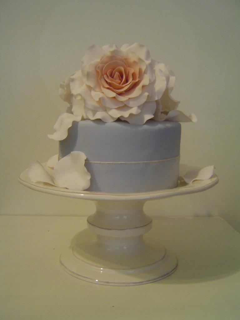 Hochzeit - Blue cake with roses