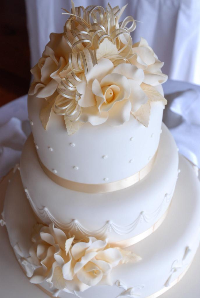 Hochzeit - Ivory Roses Wedding Cake