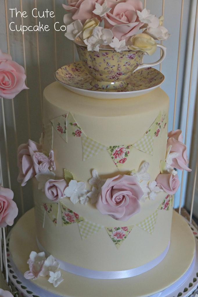 Mariage - Vintage tea party yellow close up