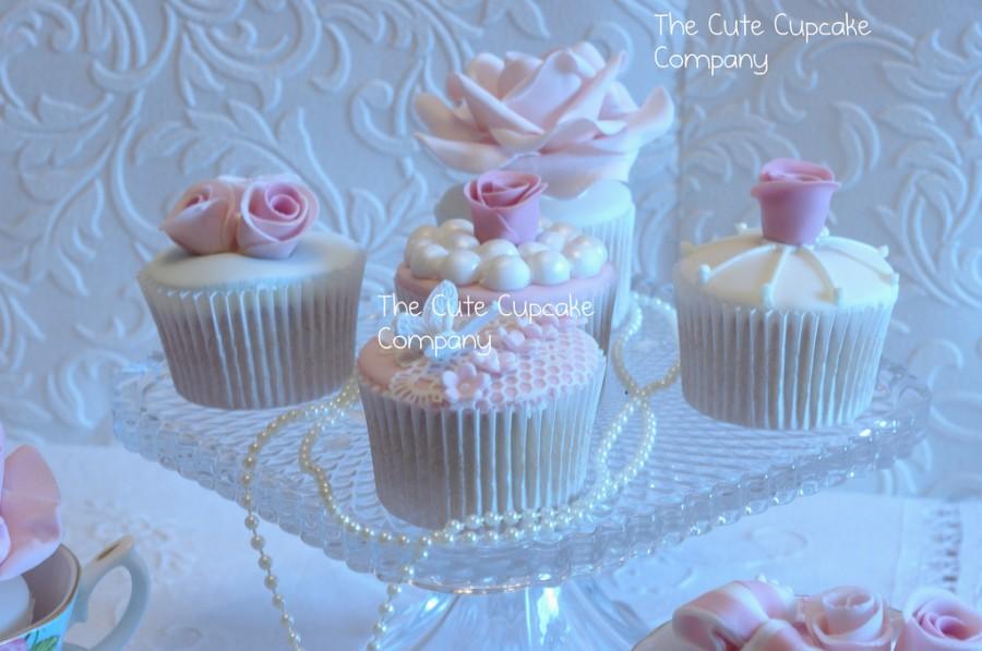 Hochzeit - Pearls and lace cupcakes
