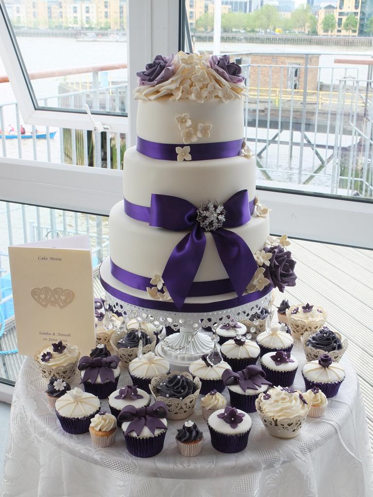 Mariage - Purple & Ivory wedding cake