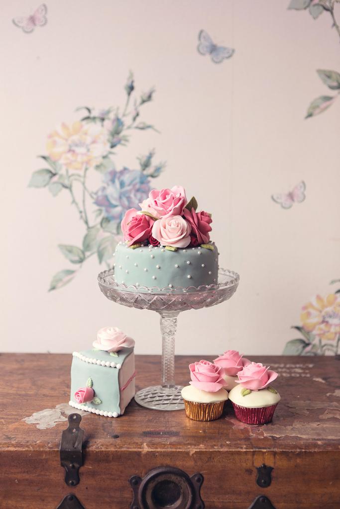 زفاف - Cath Kidston inspired cake and cupcakes