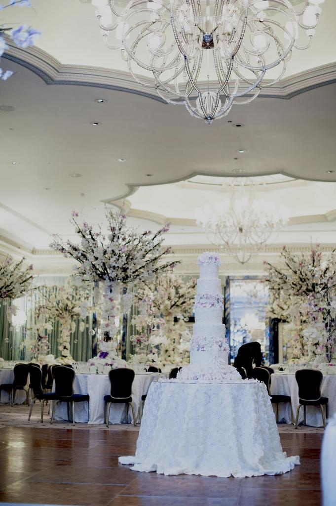 Свадьба - Very tall wedding cake for the Grand Ball Room, Dorchester